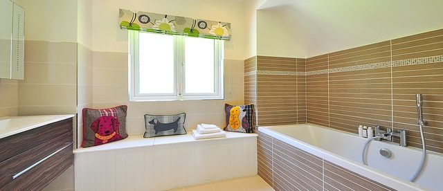 bathroom-1336162_640