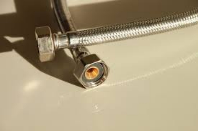 Tout savoir sur les flexibles d’alimentation en eau - Guide Plomberie ...