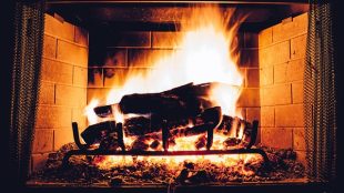 cheminée à gaz, à bois ou électrique: avantages et inconvénients