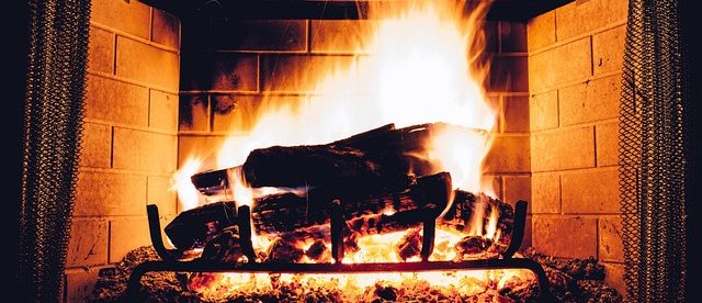 cheminée à gaz, à bois ou électrique: avantages et inconvénients