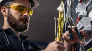 Comment choisir la bonne formation pour devenir électricien?
