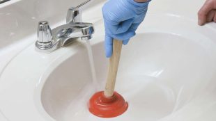 déboucher un lavabo