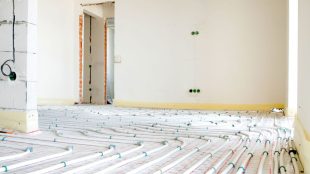 Plancher chauffant : confort thermique discret et efficace