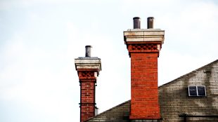 découvrez l'importance du ramonage de cheminée pour assurer la sécurité et l'efficacité de votre système de chauffage. apprenez-en davantage sur les techniques, les avantages et la fréquence recommandée pour maintenir votre cheminée en parfait état.