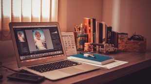 découvrez des idées inspirantes et des conseils pratiques pour aménager votre bureau à domicile. optimisez votre espace de travail avec des astuces sur l'ergonomie, la décoration et l'organisation, afin de créer un environnement propice à la productivité et au bien-être.