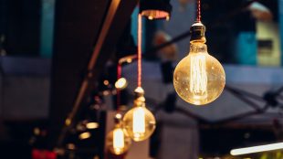 découvrez nos solutions d'éclairage extérieur innovantes et écoénergétiques. transformez vos espaces extérieurs en un havre de paix lumineux, idéal pour les soirées entre amis ou la détente en famille. explorez notre gamme pour illuminer vos jardins, terrasses et allées.